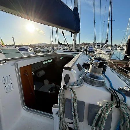West Sailing Botel *