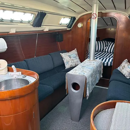 West Sailing Botel