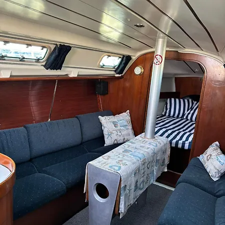 Botel West Sailing *